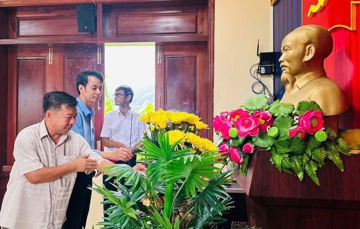 Các đại biểu dâng hương tưởng nhớ công lao của các thế hệ cán bộ, đảng viên đi trước. Ảnh: Minh Châu