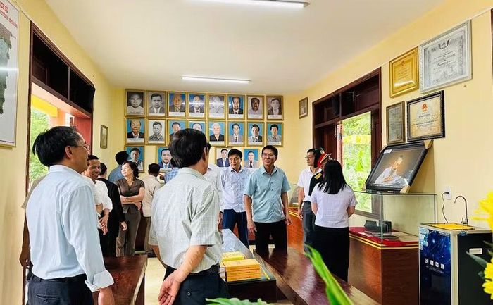 Các đại biểu tìm hiểu tư liệu, hiện vật lịch sử được lưu giữ tại Khu lưu niệm. Ảnh: Minh Châu