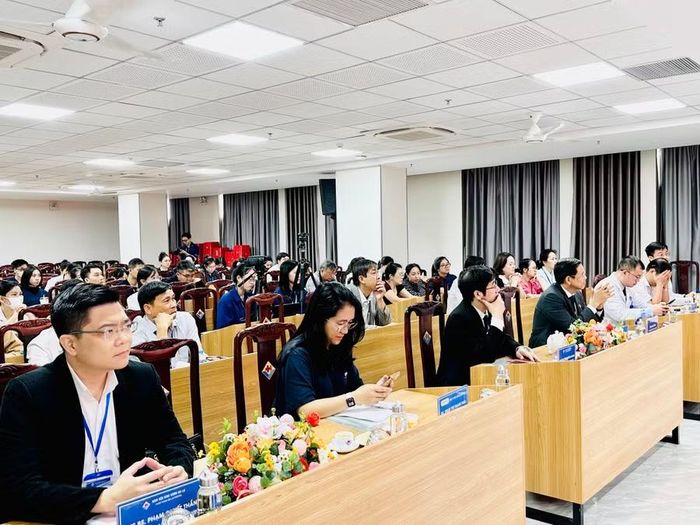  Hội thảo có sự tham dự của gần 100 đại biểu là bác sĩ, điều dưỡng, nhân viên y tế các bệnh viện, trung tâm y tế trên địa bàn tỉnh. Ảnh: Như Nguyện 