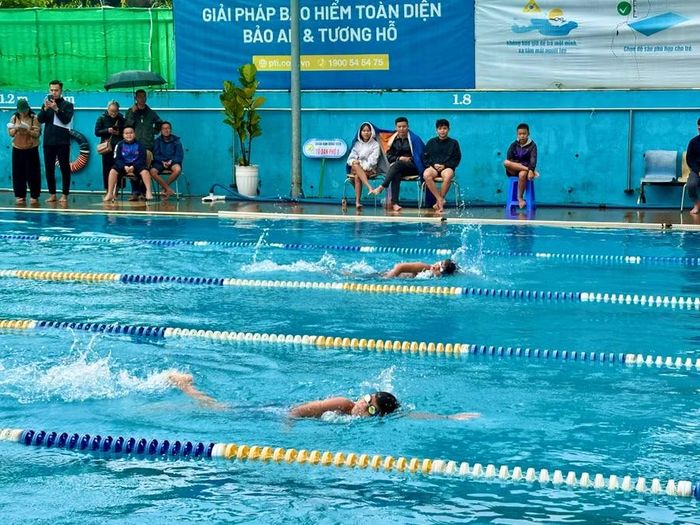 Dù trời mưa, các kình ngư nhí nỗ lực bứt tốc trên đường đua, cống hiến nhiều màn tranh tài hấp dẫn. Ảnh: M.C