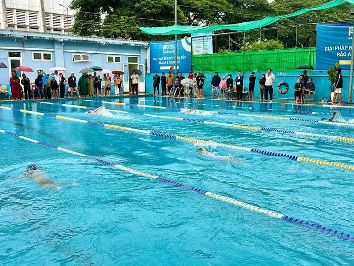 Đông đảo phụ huynh và người dân theo dõi, cổ vũ các vận động viên thi đấu, góp phần tạo nên không khí sôi nổi cho giải bơi. Ảnh: M.C