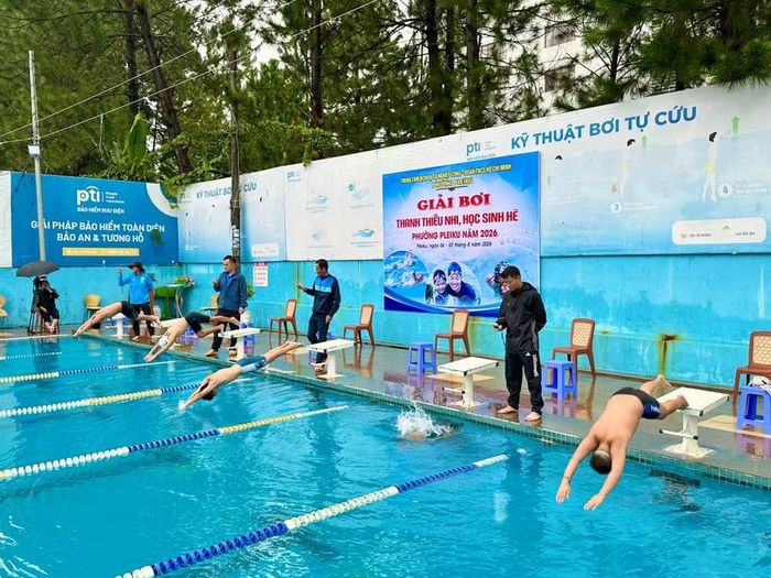 Các vận động viên xuất phát ở nội dung 50 m bơi tự do, thi đấu sôi nổi ngay từ những lượt bơi đầu tiên. Ảnh: M.C