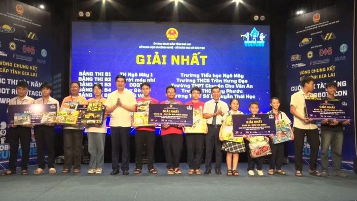 Phó Chủ tịch UBND tỉnh Lâm Hải Giang trao phần thưởng cho các đội đoạt giải nhất. Ảnh: Phan Tuấn