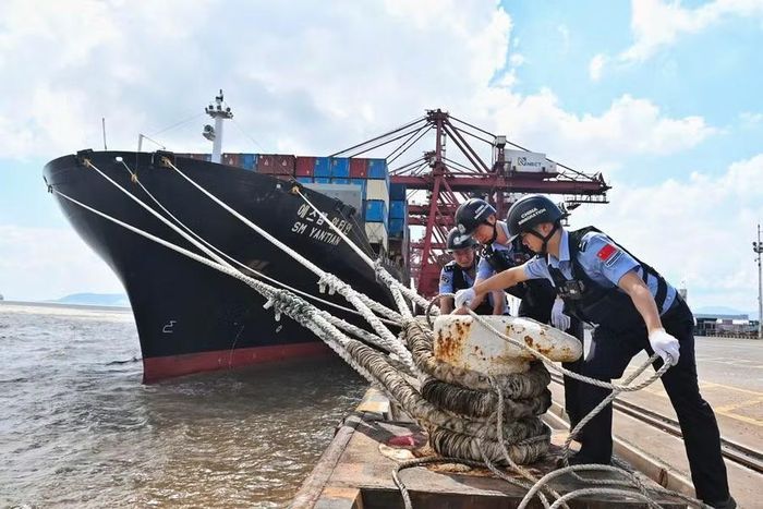 Kiểm tra dây neo của tàu thuyền trước khi bão Dolphin đổ bộ tại thành phố Ninh Ba, tỉnh Chiết Giang, miền Đông Trung Quốc, ngày 7-8-2026. Ảnh: THX/TTXVN phát