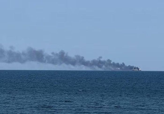 Khói bốc lên từ một con tàu khi Nga tấn công Odesa, Ukraine. Ảnh: REUTERS