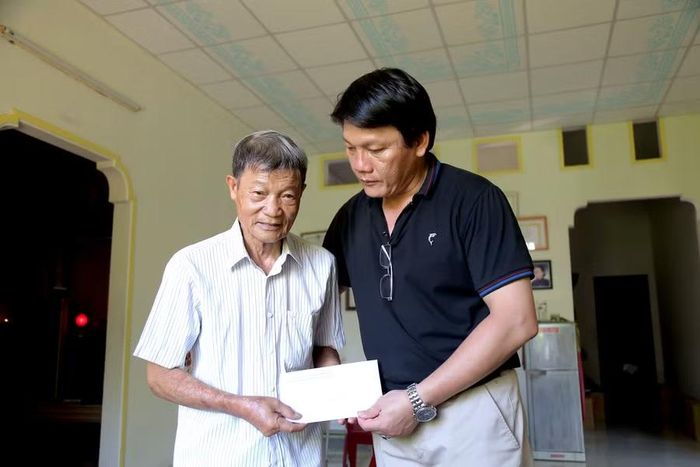  Trong nhiều năm, võ đường Lý Xuân Hỷ là một trong những vệ tinh cung cấp vận động viên cho các đội tuyển võ cổ truyền tỉnh. Trong ảnh: Đại võ sư Bùi Trung Hiếu (bên phải) thăm và trao chế độ của vệ tinh võ cho đại võ sư Lý Xuân Hỷ năm 2020. Ảnh: Hoàng Quân 