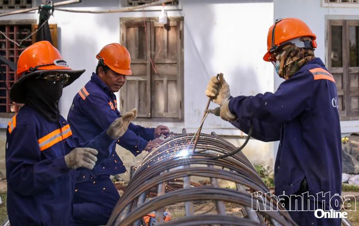 Công nhân thi công hạng mục thuộc dự án ĐT.652B.