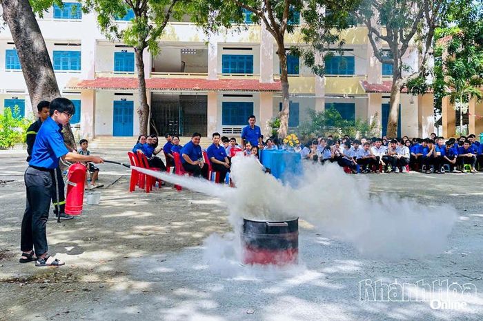 Ban Chỉ đạo hè phường Bắc Cam Ranh phối hợp tổ chức chương trình trải nghiệm, trang bị kiến thức, kỹ năng phòng cháy, chữa cháy cho đoàn viên, thanh niên.