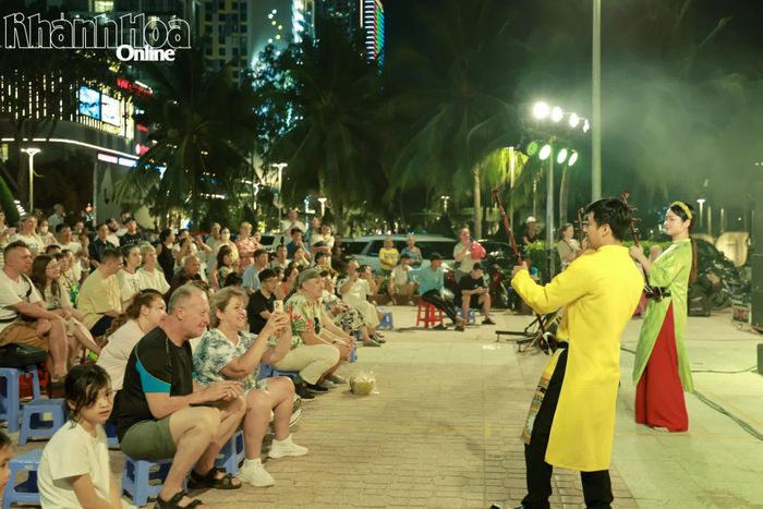 Biểu diễn nhạc cụ dân tộc phục vụ người dân, du khách ở phường Nha Trang.