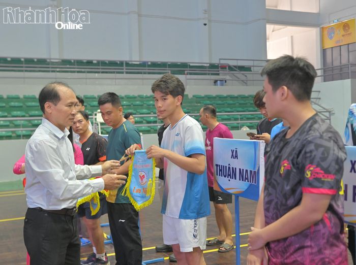 Ông Nguyễn Tuấn Thanh - Phó Giám đốc Sở Văn hóa, Thể thao và Du lịch tặng cờ lưu niệm cho đại diện các đoàn vận động viên.