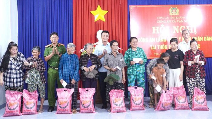 Ban tổ chức tặng quà cho các hộ gia đình có hoàn cảnh khó khăn.