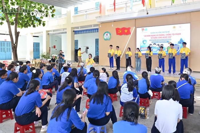Các đoàn viên, thanh niên tham gia hoạt động tương tác, tìm hiểu kiến thức.