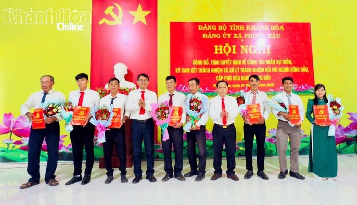 Thường trực Đảng ủy xã Phước Hậu trao quyết định về nhân sự cấp ủy chi bộ thôn nhiệm kỳ 2025 - 2030 cho đại diện cấp ủy các chi bộ .