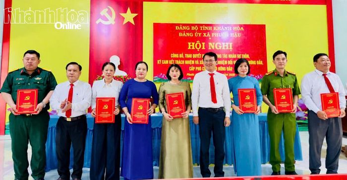 Thường trực Đảng ủy xã Phước Hậu trao bảng ký cam kết cho các ông, bà là Ủy viên Ban Thường vụ Đảng ủy xã.