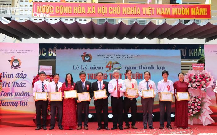 Lãnh đạo Sở Giáo dục và Đào tạo trao giấy khen cho các cá nhân của trường.