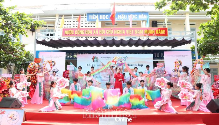 Một tiết mục văn nghệ chào mừng lễ kỷ niệm.