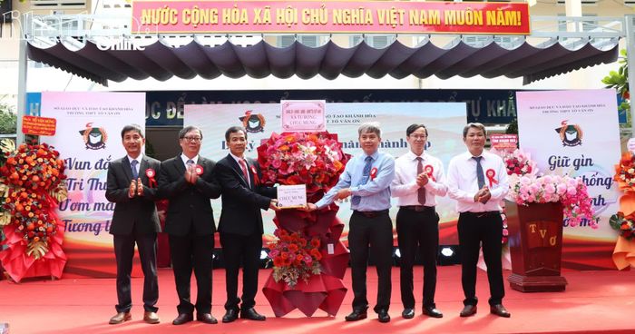 Lãnh đạo xã Tu Bông tặng hoa chúc mừng Trường THPT Tô Văn Ơn.