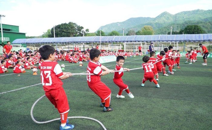 Các học viên Trung tâm Bóng đá cộng đồng Star Cam Ranh tham gia hoạt động thi kéo co tại ngày hội.