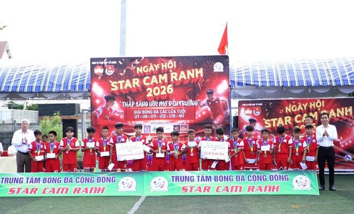 Lãnh đạo phường trao thưởng cho các học viên tham gia Giải bóng đá U13 tỉnh và Festival bóng đá toàn quốc các lứa tuổi.