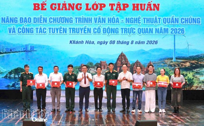 Lãnh đạo Trung tâm Văn hóa tỉnh và đại biểu trao giấy chứng nhận cho học viên.
