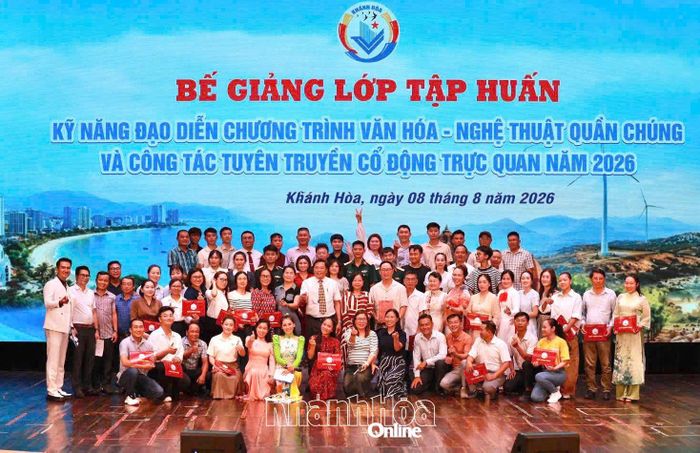 Đại biểu chụp ảnh lưu niệm với các học viên.