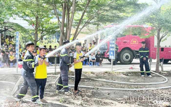 Hướng dẫn học sinh thực hành phun nước chữa cháy.