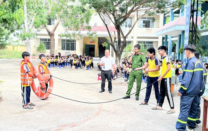 Thanh thiếu nhi được trang bị kỹ năng phòng, chống đuối nước.
