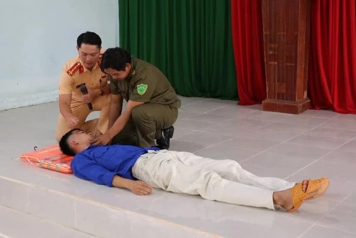Cán bộ Đội Cảnh sát đường thủy số 1 hướng dẫn kỹ năng phòng tránh và xử lý tình huống khẩn cấp dưới nước.