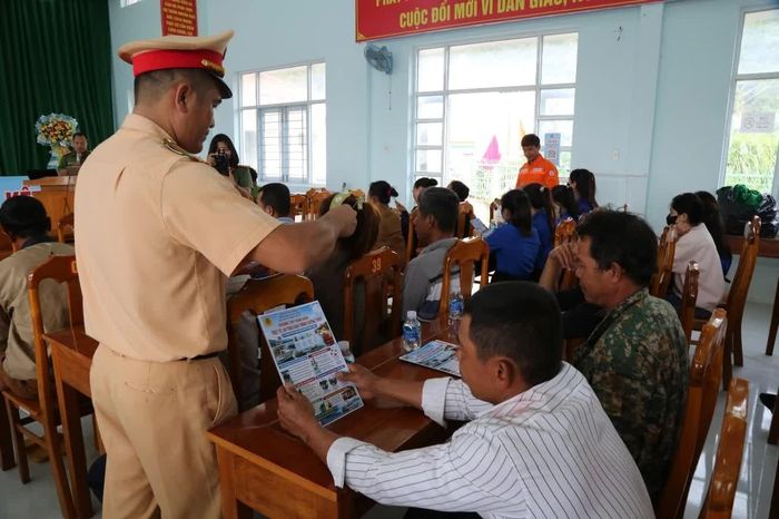 Cán bộ Đội Cảnh sát đường thủy số 1 phát tờ rơi tuyên truyền.