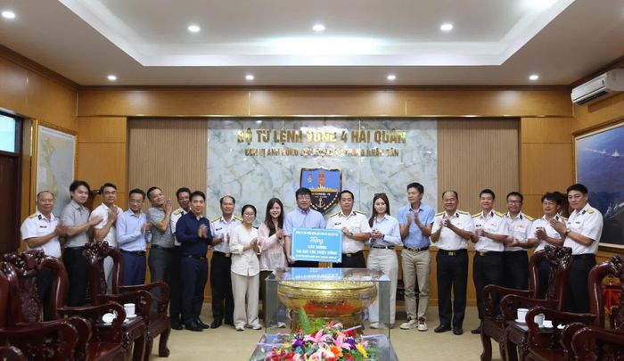 Đại diện Công ty Cổ phần hàng hải VSM và các đối tác trao bảng tượng trưng tặng cây giống cho Bộ Tư lệnh Vùng 4 Hải quân.
