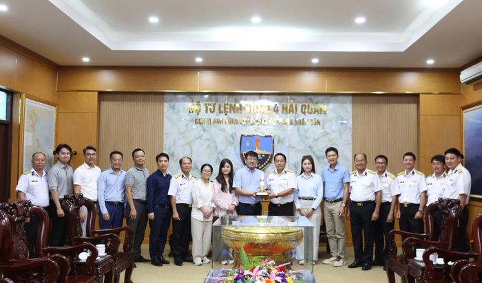Bộ Tư lệnh Vùng 4 Hải quân trao quà lưu niệm cho Công ty Cổ phần hàng hải VSM.