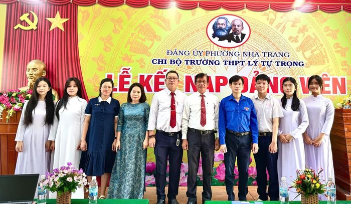 Chi bộ Trường THPT Lý Tự Trọng (phường Nha Trang) tổ chức lễ kết nạp đảng viên cho các học sinh.