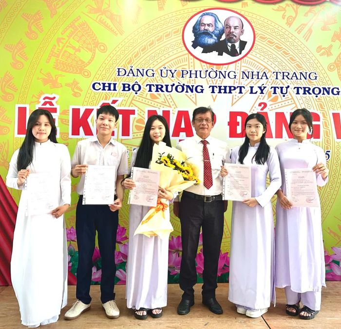 Chi bộ Trường THPT Lý Tự Trọng (phường Nha Trang) tổ chức lễ kết nạp đảng viên cho các học sinh.