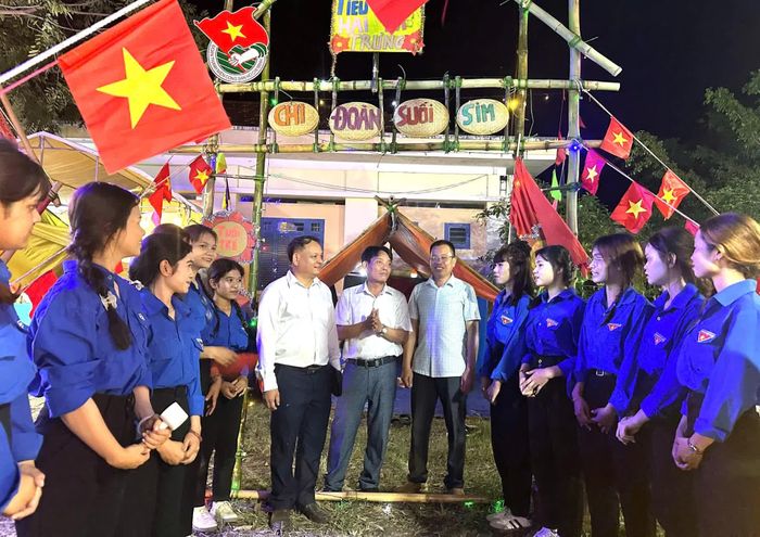 Lãnh đạo xã tham quan các tiểu trại.