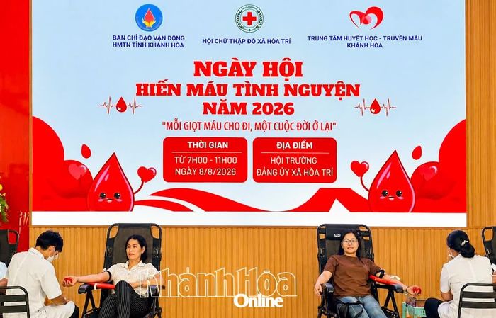 Người dân, cán bộ, công chức xã Hoà Trí tham gia hiến máu tại ngày hội.