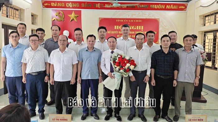 Lãnh đạo và các phòng chuyên môn Sở Xây dựng chúc mừng đồng chí Trịnh Quang Anh.