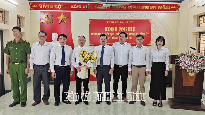 Lãnh đạo xã Mường Khoa chúc mừng đồng chí Trịnh Quang Anh.