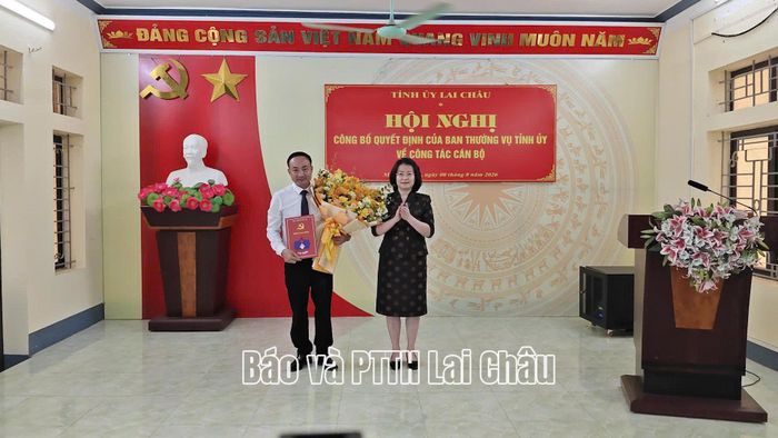 Đồng chí Lê Thị Hường - Trưởng Ban Tổ chức Tỉnh ủy trao quyết định và chúc mừng đồng chí Trịnh Quang Anh.