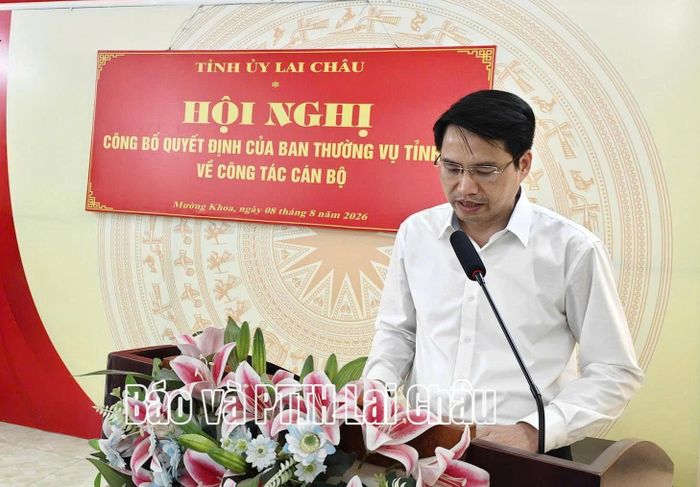 Phó Trưởng Ban Tổ chức Tỉnh ủy Vũ Thanh Xuân công bố quyết định của Ban Thường vụ Tỉnh ủy.