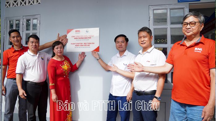 ... thực hiện nghi thức gắn biển tên công trình.