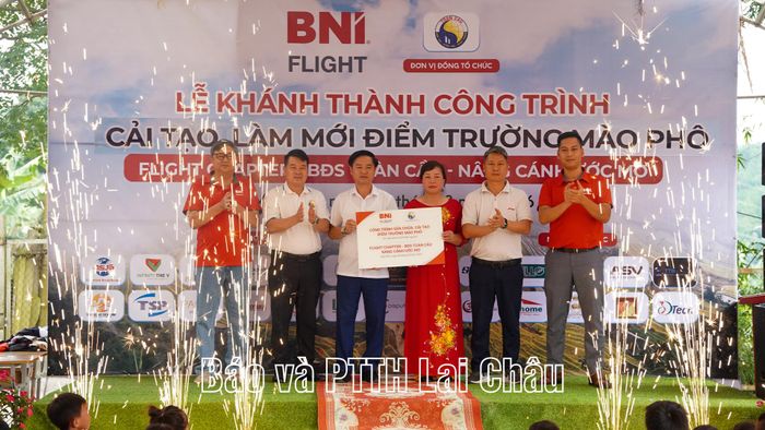 Các đơn vị tài trợ trao biển tên công trình cho đại diện xã Tả Lèng và Trường PTDTBT Tiểu học Giang Ma.