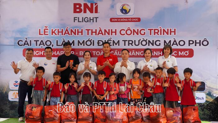 Các đơn vị tài trợ trao các phần quà cho học sinh tại điểm trường tiểu học Mào Phô.