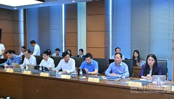 Đoàn ĐBQH tỉnh tham gia thảo luận ở tổ 12