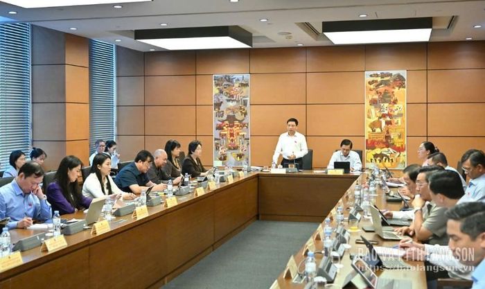 Các ĐBQH thảo luận ở tổ 12