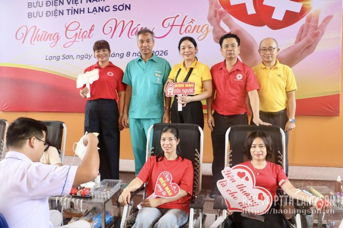 Các đại biểu thăm, động viên tình nguyện viên hiến máu tại chương trình