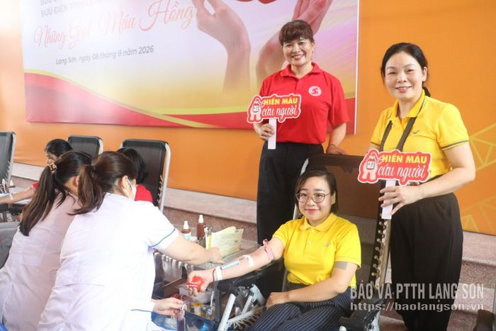 Các đại biểu thăm, động viên tình nguyện viên hiến máu tại chương trình