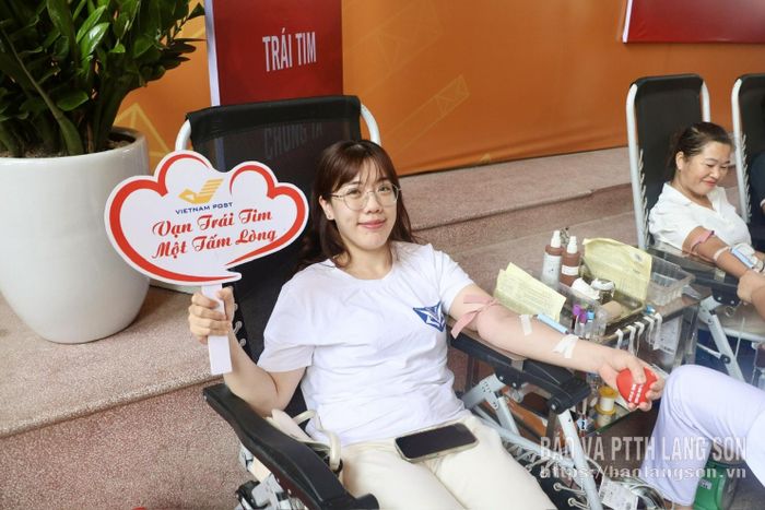 Tình nguyện viên hiến máu tại chương trình