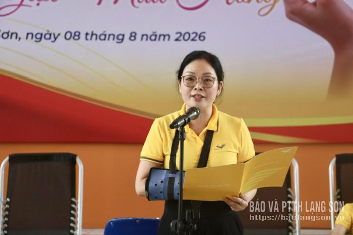 Lãnh đạo Bưu điện tỉnh phát biểu tại chương trình