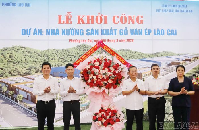 Lãnh đạo phường Lào Cai tặng hoa chúc mừng nhà đầu tư.