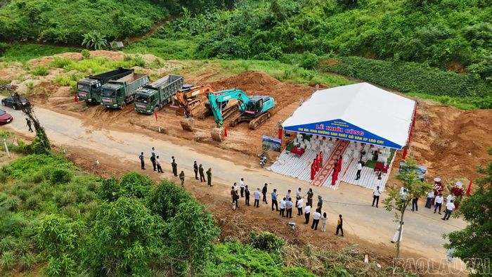 Máy móc, phương tiện sẵn sàng phục vụ nghi thức khởi công dự án.